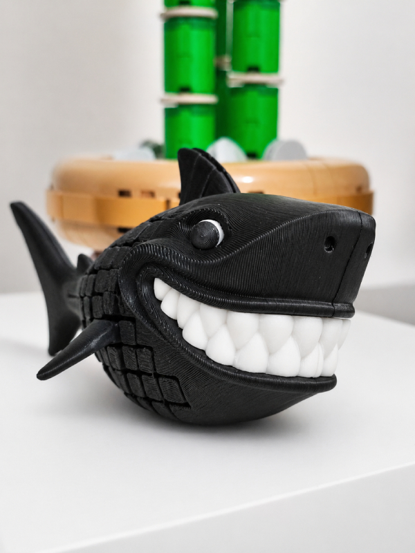 Tiburón juguetón flexible impreso en 3D armado a mano en varios colores