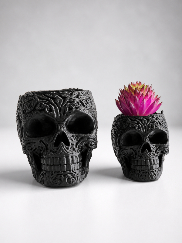 Maceta de calavera ornamental impresa en 3D en PLA color negro para mini suculentas